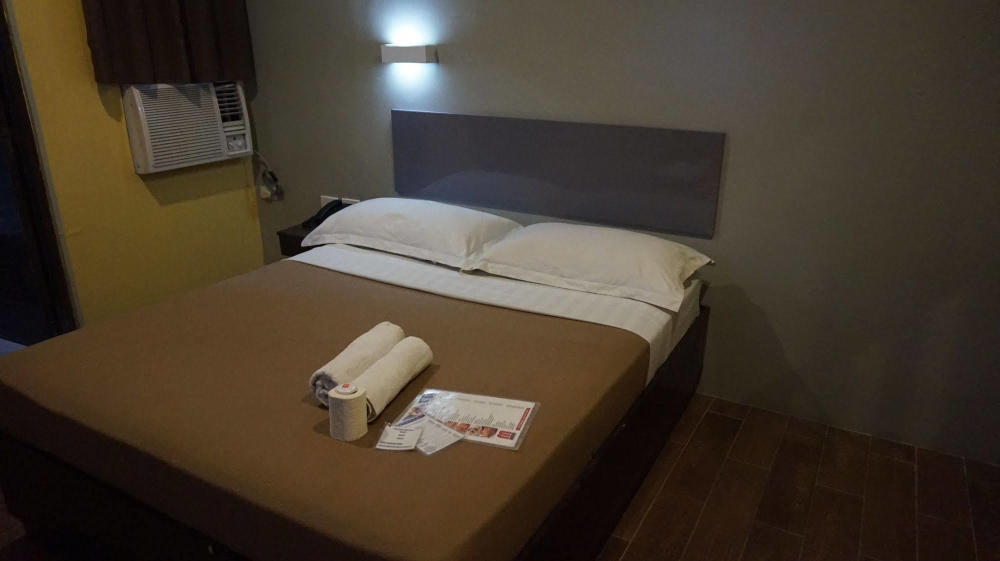 Oyo 637 Fox Hotel Quezon City Exterior foto