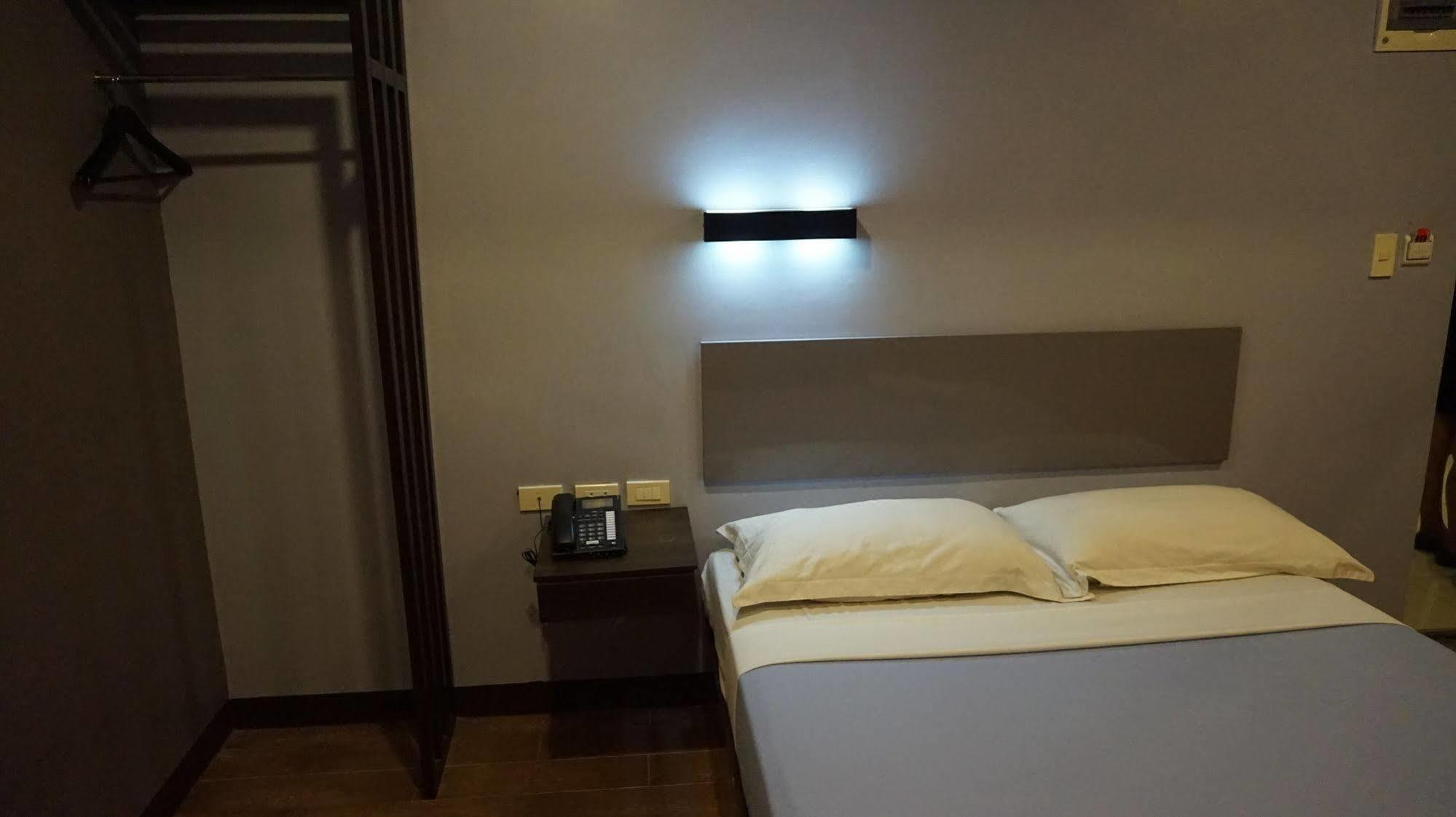Oyo 637 Fox Hotel Quezon City Exterior foto